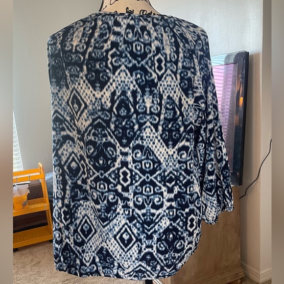 CHICOS- Beautiful Blue Top or Cardigan with button closure and elastic hem - Picture 5 of 8